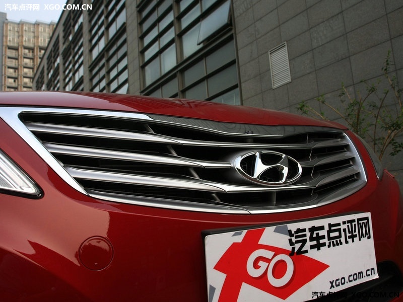  p>雅尊是韩国现代公司推出的前轮驱动模式高级轿车,从1986年开始生产