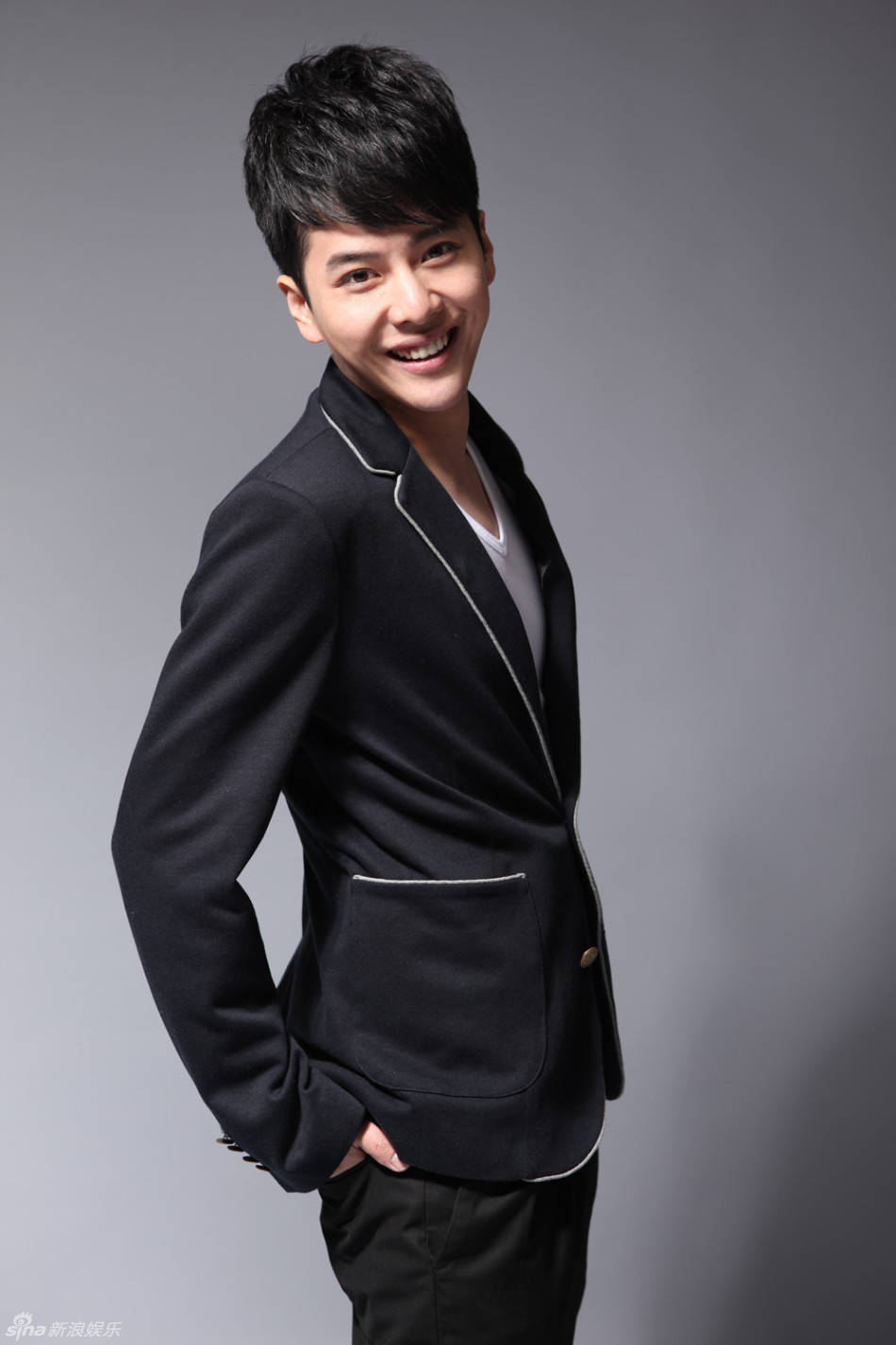 原名徐垚,1983年4月17日出生于山东省济南市,中国内地男演员,毕业于 a