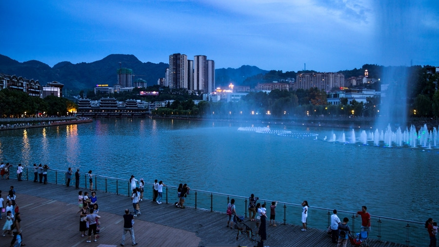  p>黔江区隶属于重庆市,位于 a target="_blank" href="/item/重庆市