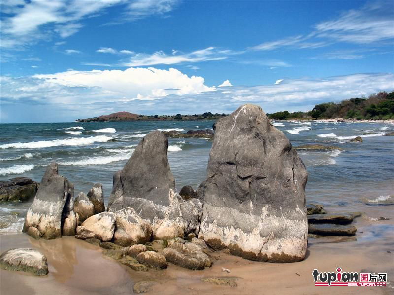 位于非洲东非大裂谷最南面,非洲第三大湖泊.