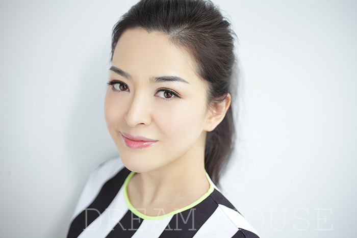 族,1981年3月21日出生于辽宁省沈阳市,中国内地新闻播音员,节目主持人