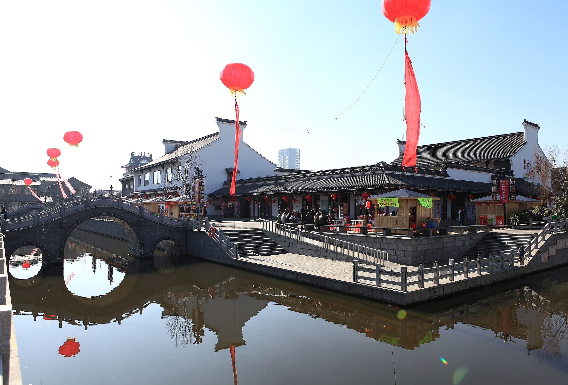  p>盐镇水街是盐城市海盐历史文化风貌区的重要组成部分,位于 a href=