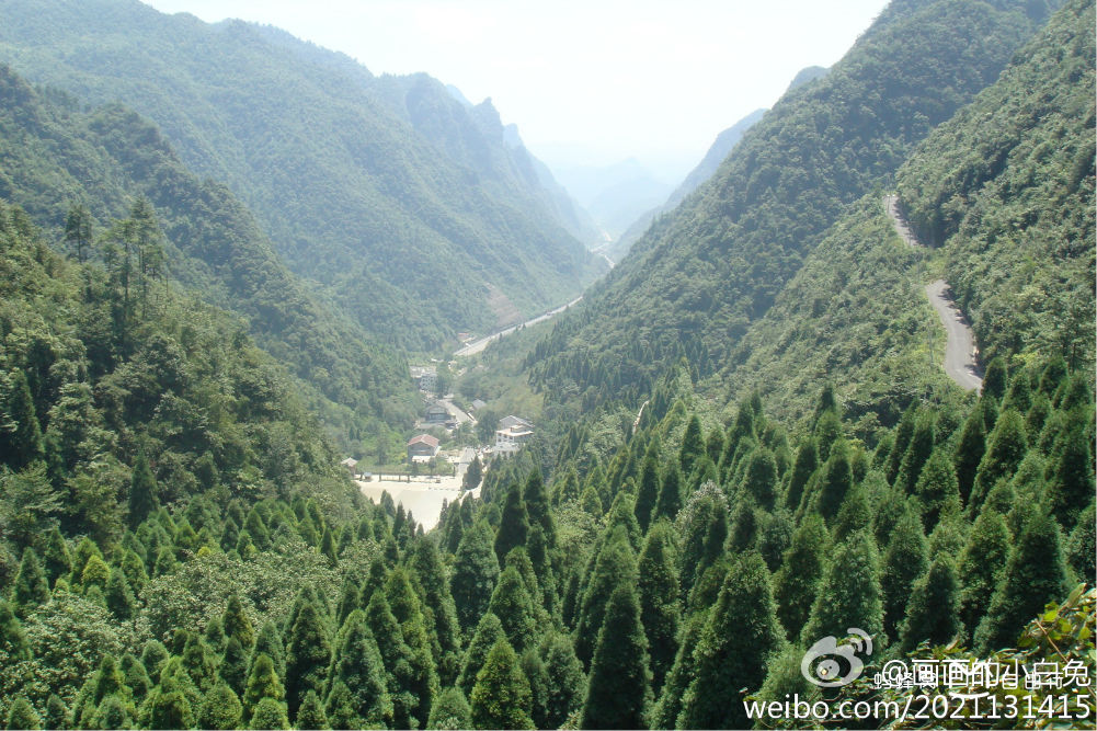 p></p></a>娄山关亦称太平关,位于贵州省遵义市汇川区板桥镇和桐梓县娄山关