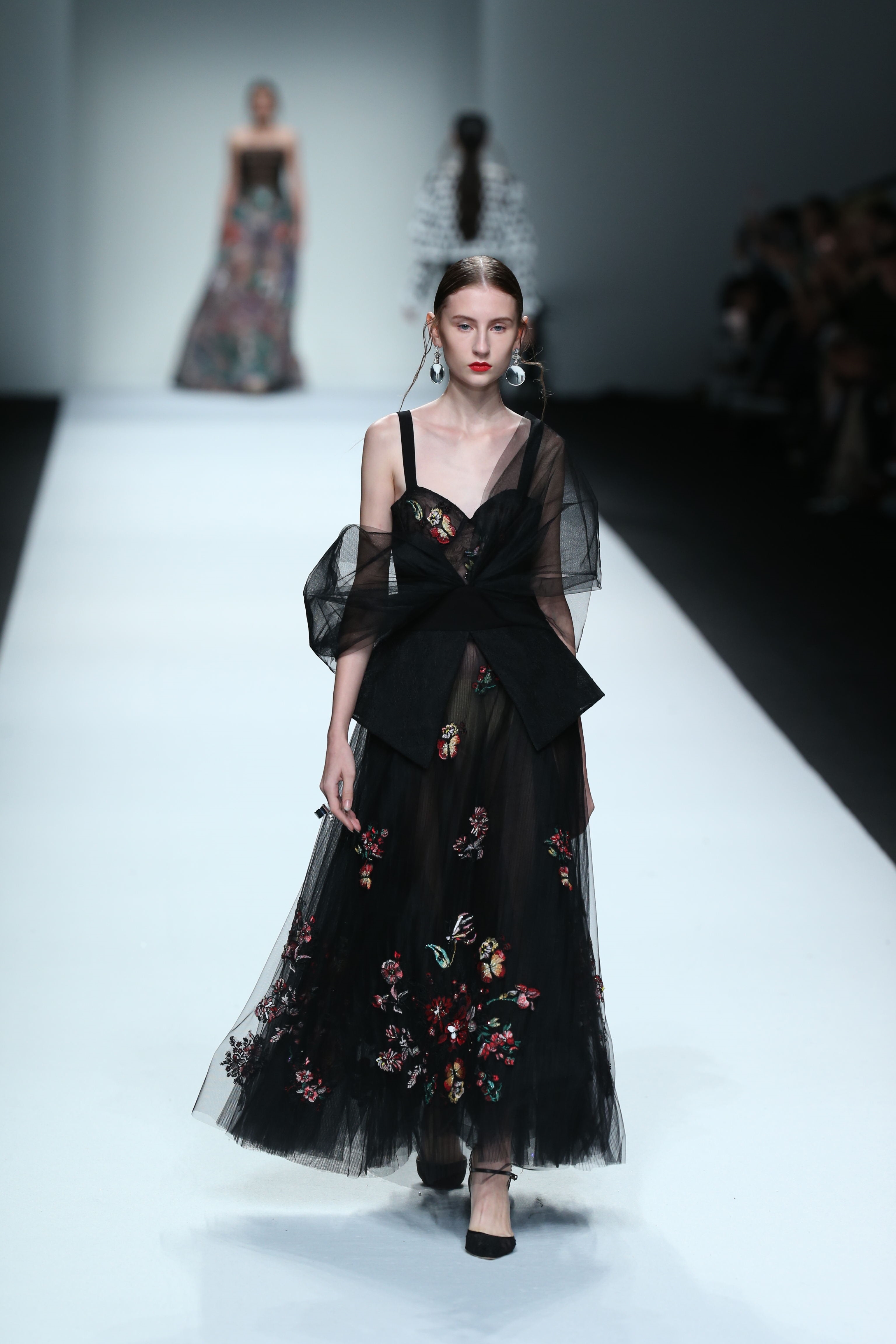  p>服装设计师王锋,2002年毕业于 a target="_blank" href="/item