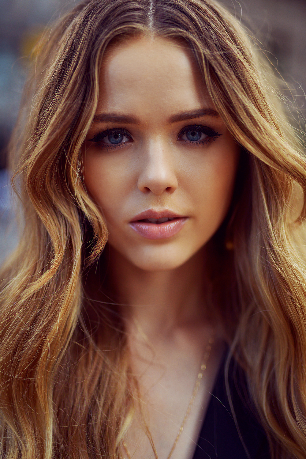  p>kristina bazan,1993年10月28日出生,是瑞士一名时尚博主,模特.