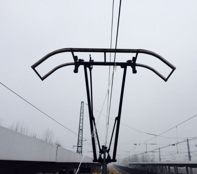  p data-id="gnx1gojkkb">接触网供电或架空接触网,台湾地区称高架