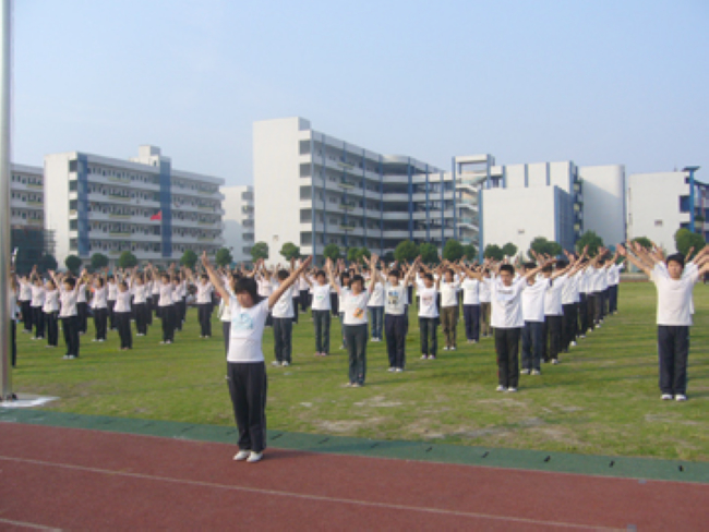  p>萍乡市芦溪中学坐落于江西省萍乡市东南面芦溪县境内,地处袁水东岸