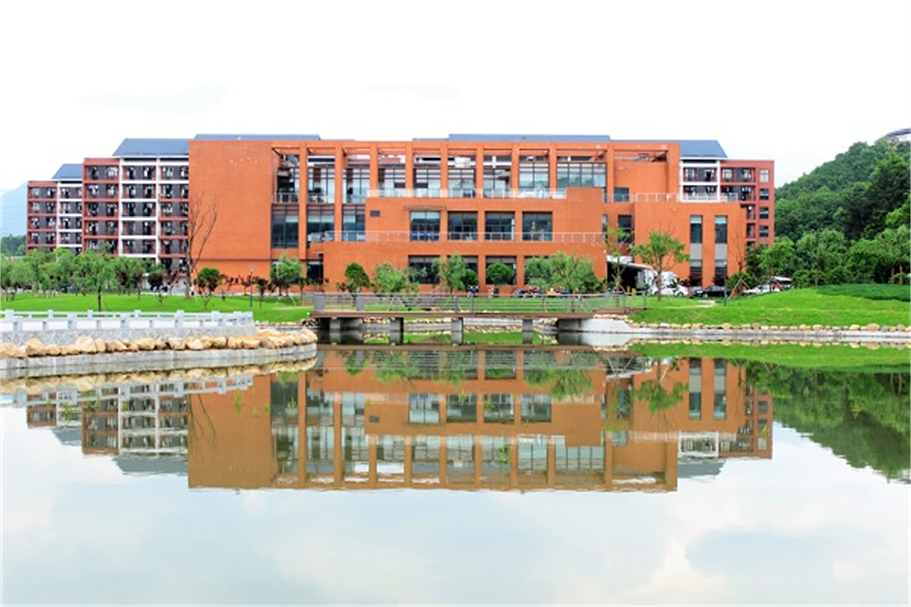  p>浙江工商大学杭州商学院是1999年经 a target="_blank" href="