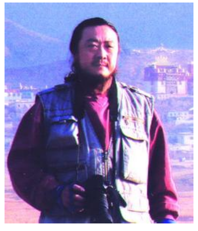 王迪,1960年生于青岛,现任中国美术家协会会员,山东省水彩画会副秘书