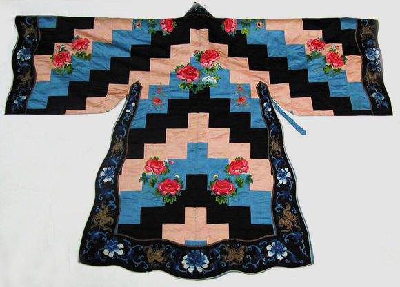  p>水田衣,又名百衲衣,斗背褡,用各色零碎布料拼接而成,因整件衣服织