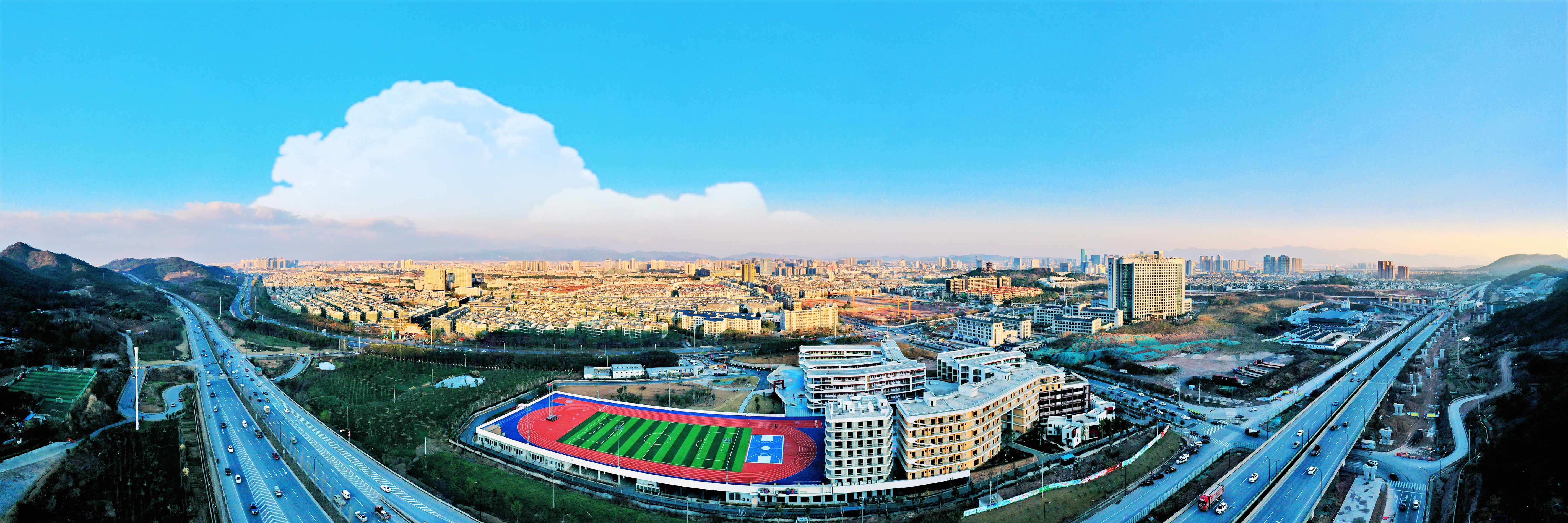  p>义乌市艺术学校创办于1997年,是一所涵盖幼儿园,中小学的高品质