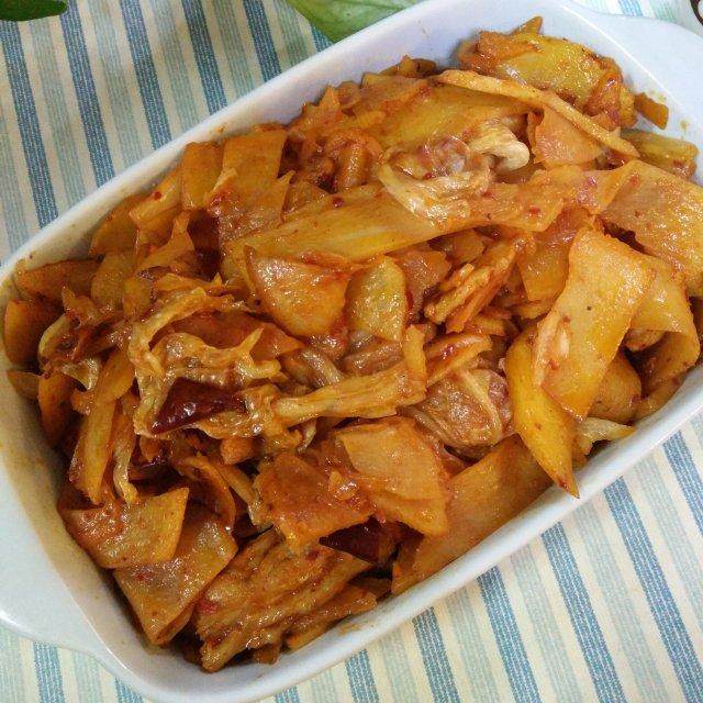 辣白菜炒五花肉土豆片