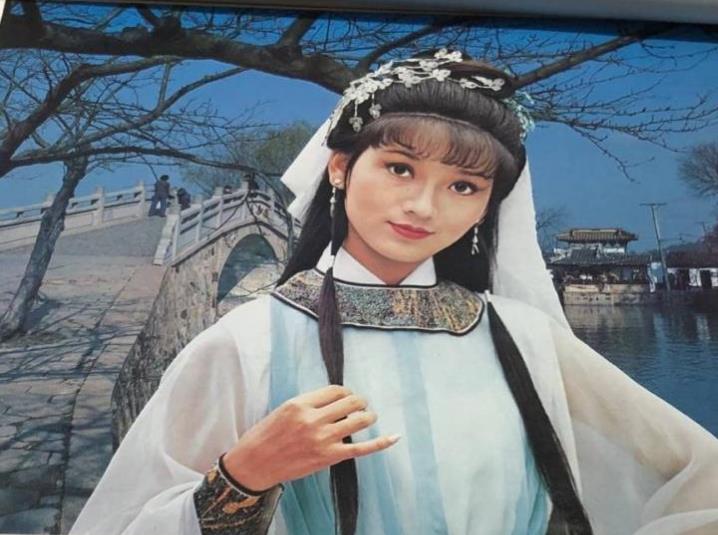  p>《秦始皇与阿房女》又名《秦始皇的情人》,根据历史小说《阿房宫》