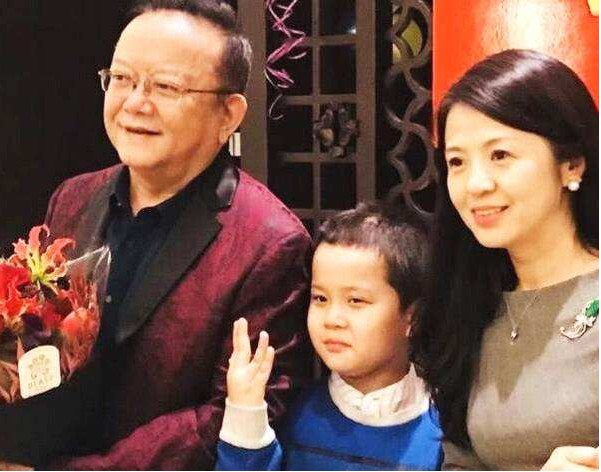 王刚与前两任妻子相处不足7年，为何能与小20岁的郑艳东相处至今_百科TA说