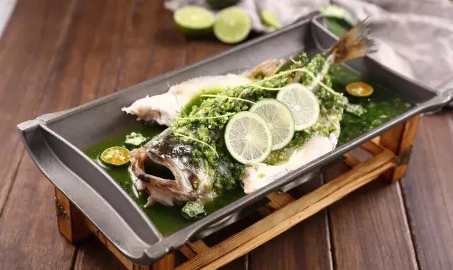  p>青柠檬鲈鱼是一道由鲈鱼,青柠檬等食材制成的食品. /p>