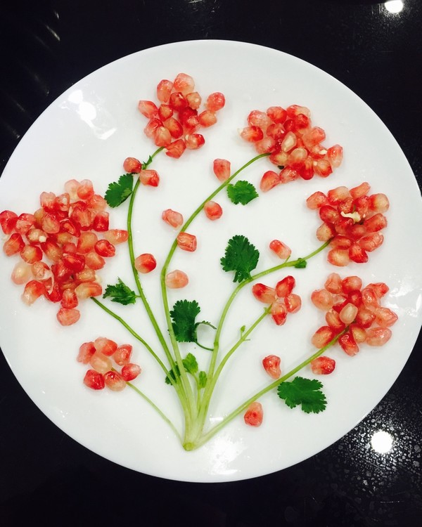 制作创意水果拼盘,首先要有好的创意,然后来挑选各种水果,利用水果的