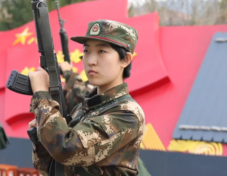  p>王一诺,武警山东总队新兵团女兵. /p>
