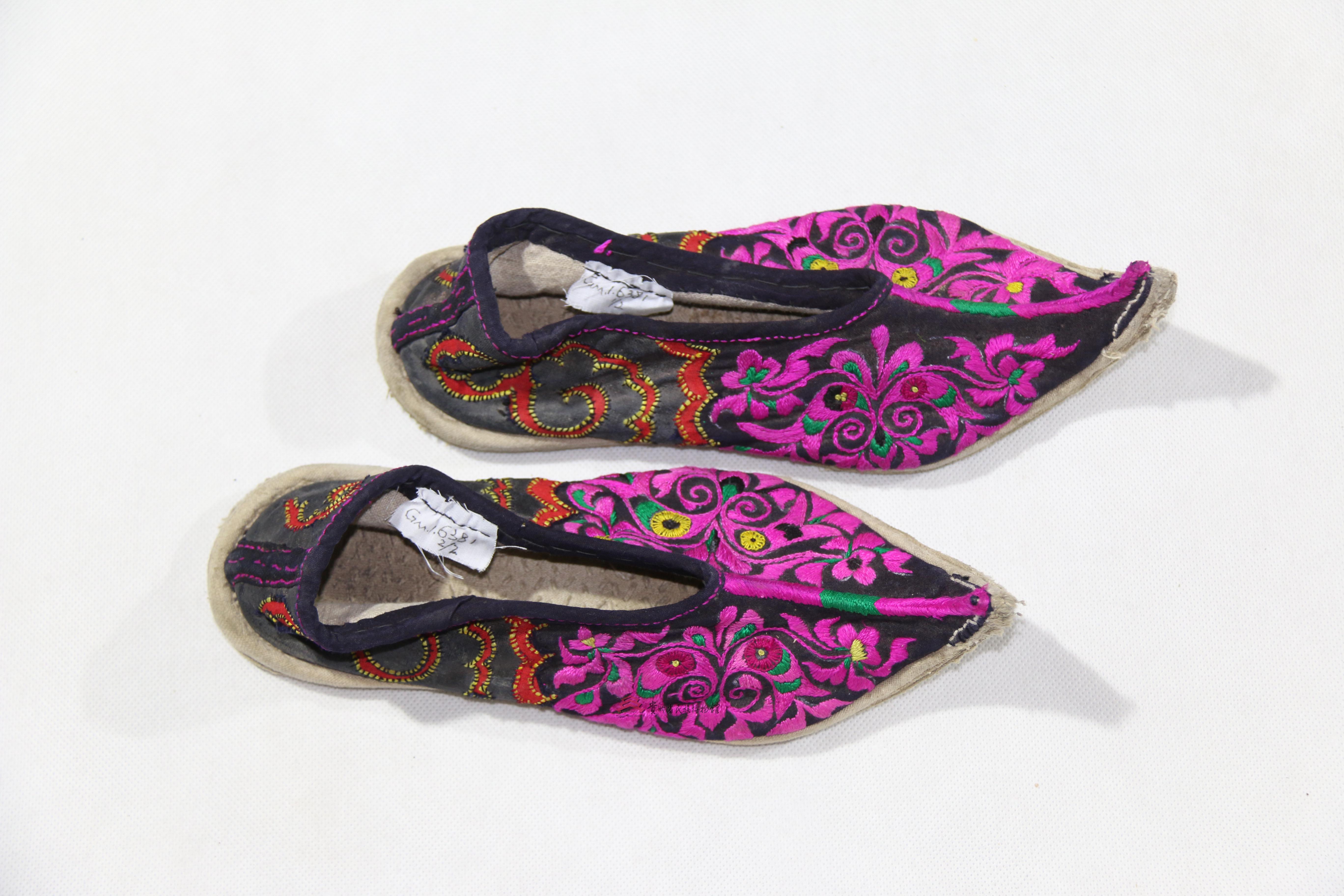 当代麻江瑶族平绣花鸟纹翘尖布鞋