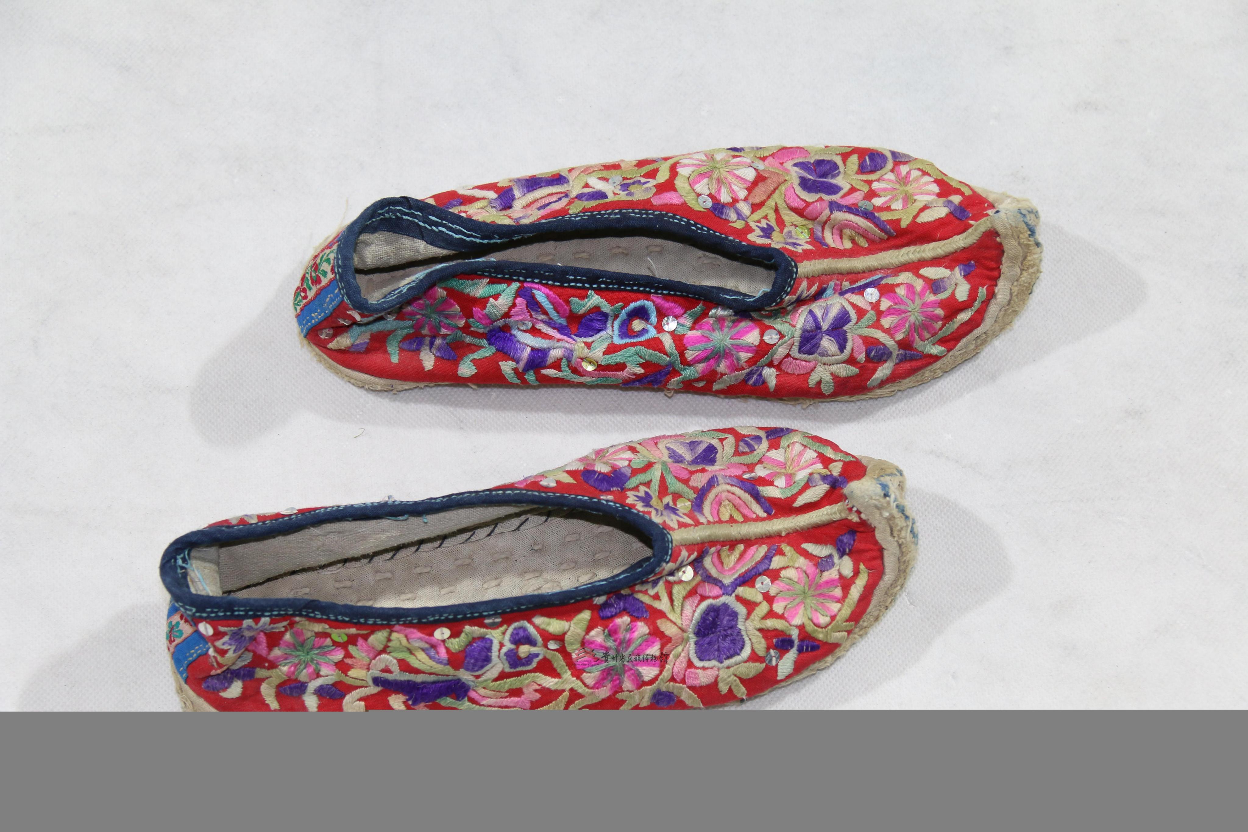 当代黎平侗族翘尖绣花鞋