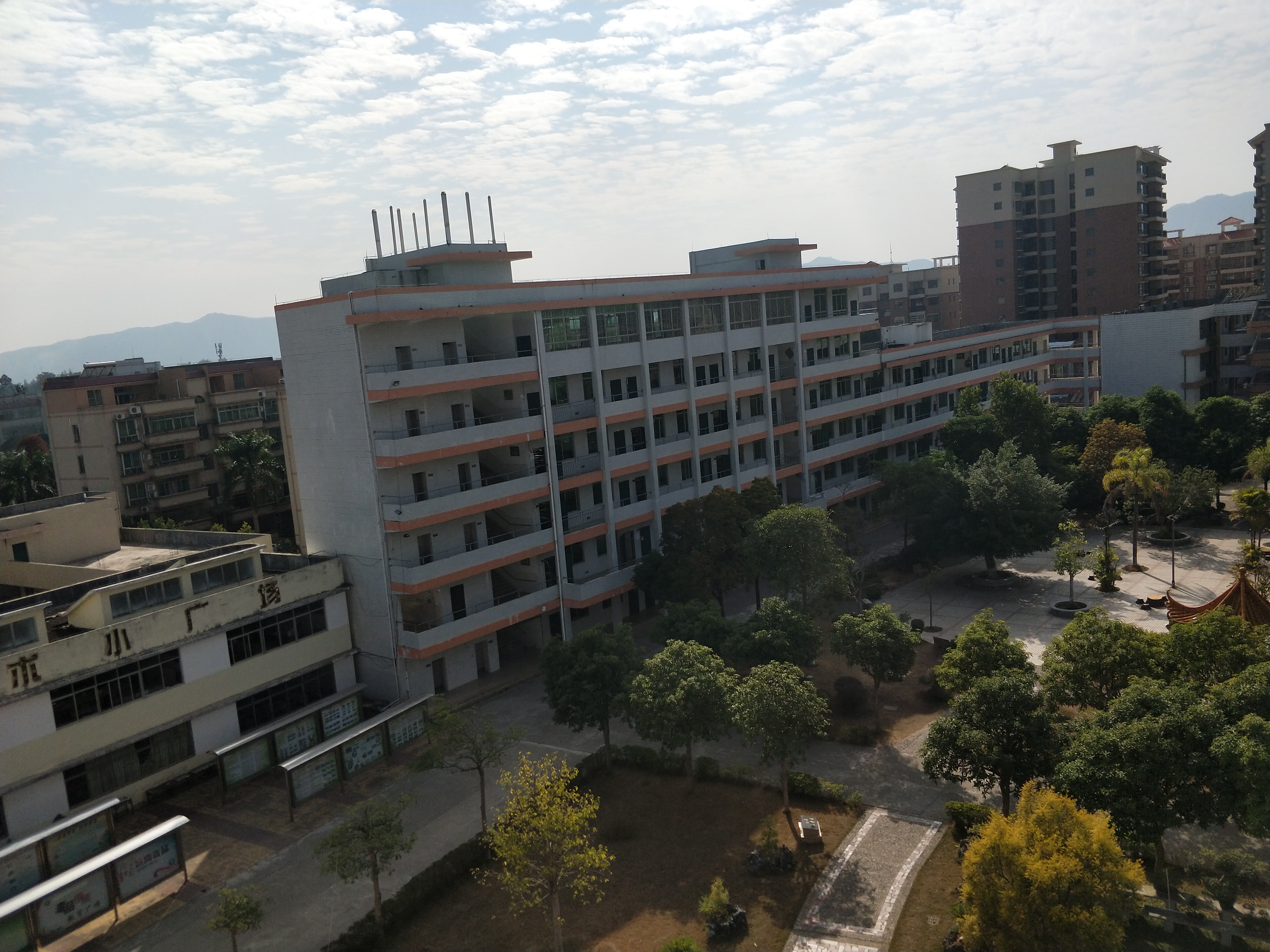  p data-id="gnatlry8gy">英西中学,地处于广东省清远市英德市浛洸镇