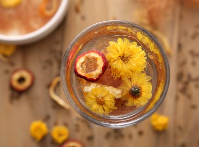  p>菊花山楂减肥茶是由:干山楂,甘菊花,西洋参,枸杞,桂圆制成.