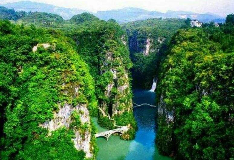  p data-id="gnaou1w2gh">福泉洒金谷风景名胜区位于贵州省中部磷都