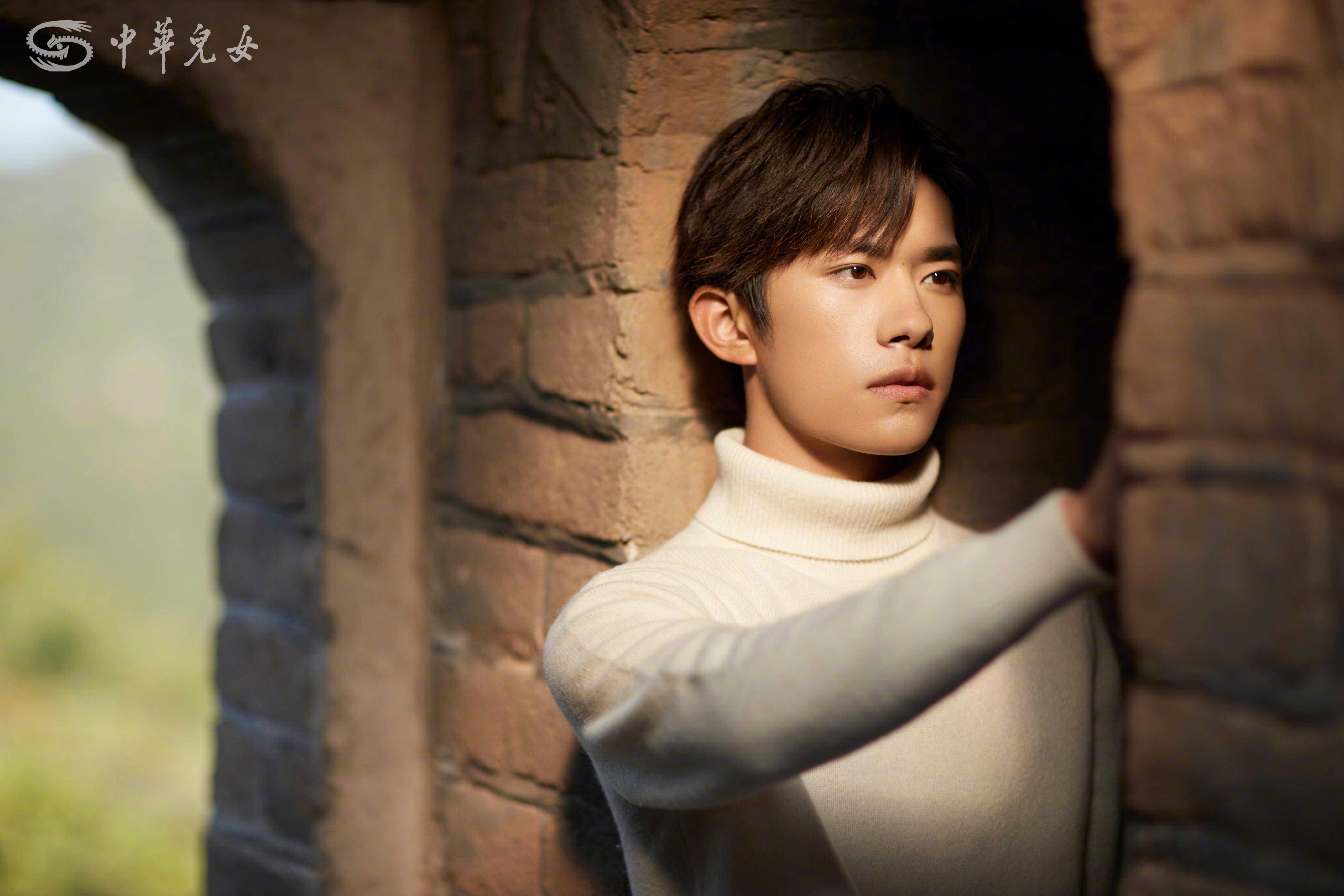  p>易烊千玺,2000年11月28日生于湖南怀化,中国内地男演员,歌手,舞者