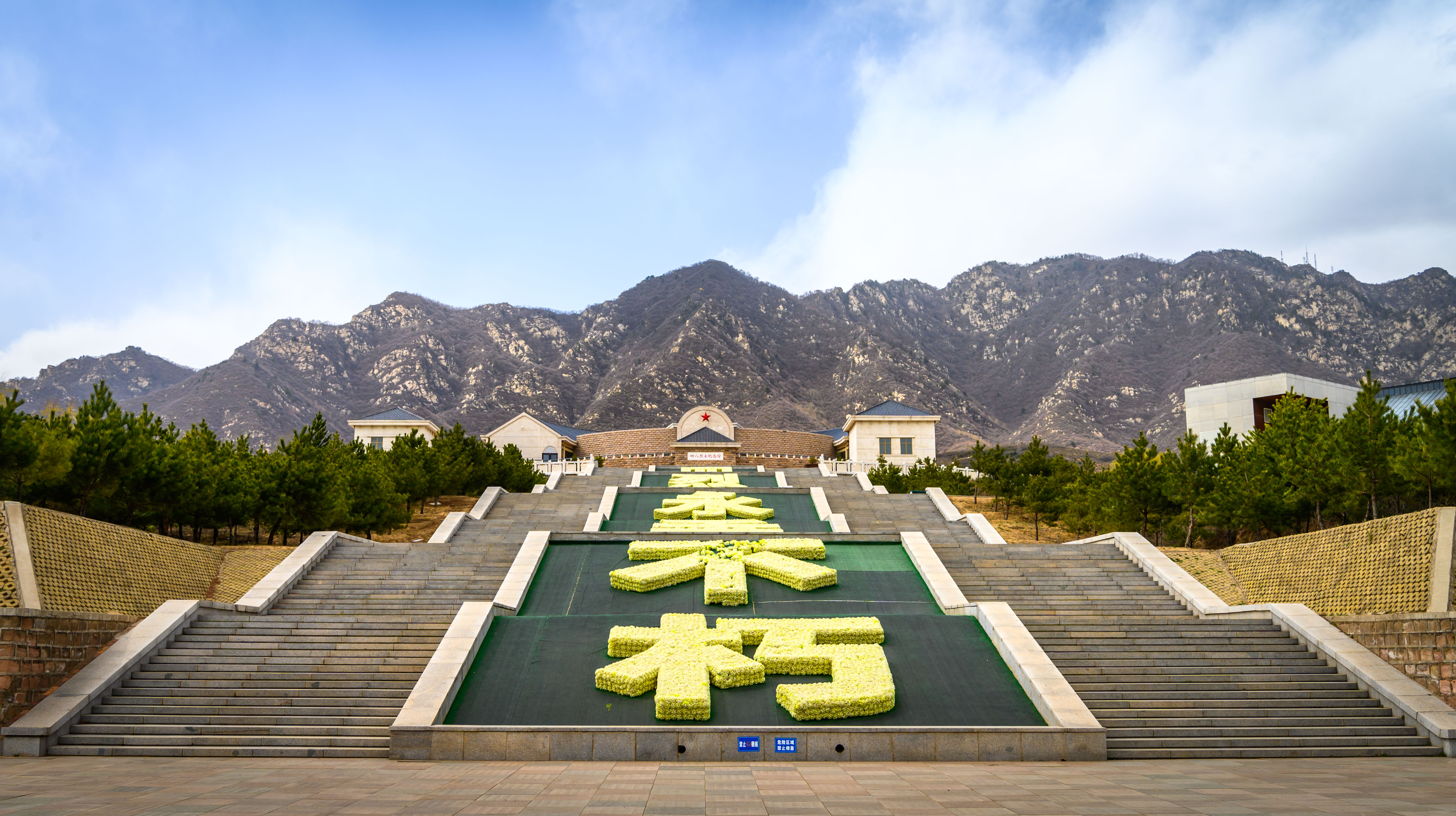  p>"四八"烈士纪念馆是为纪念1946年4月8日出席国共谈判的中共代表