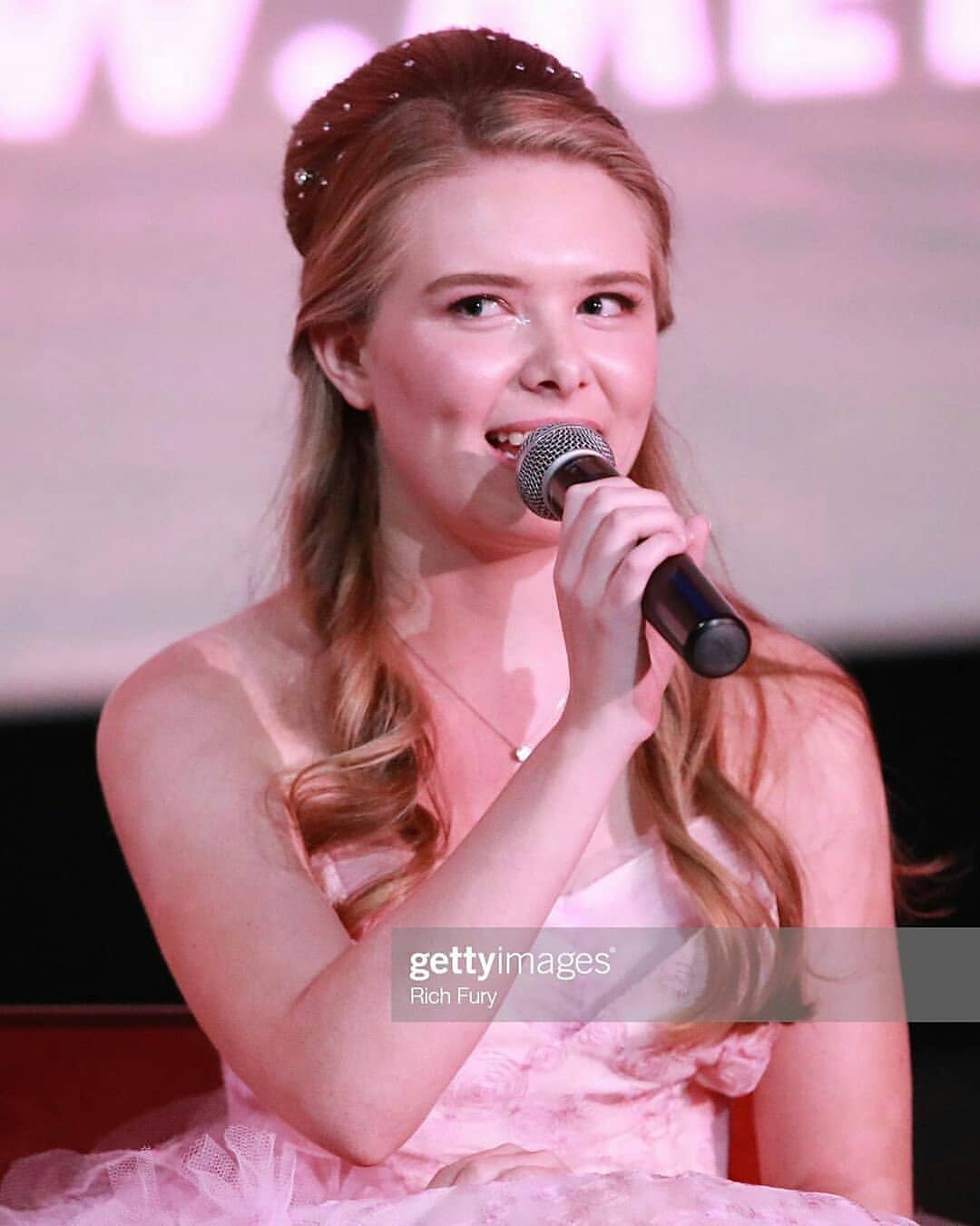  p>梅兰妮·马丁内兹(melanie martinez),1995年4月28日出生在美国