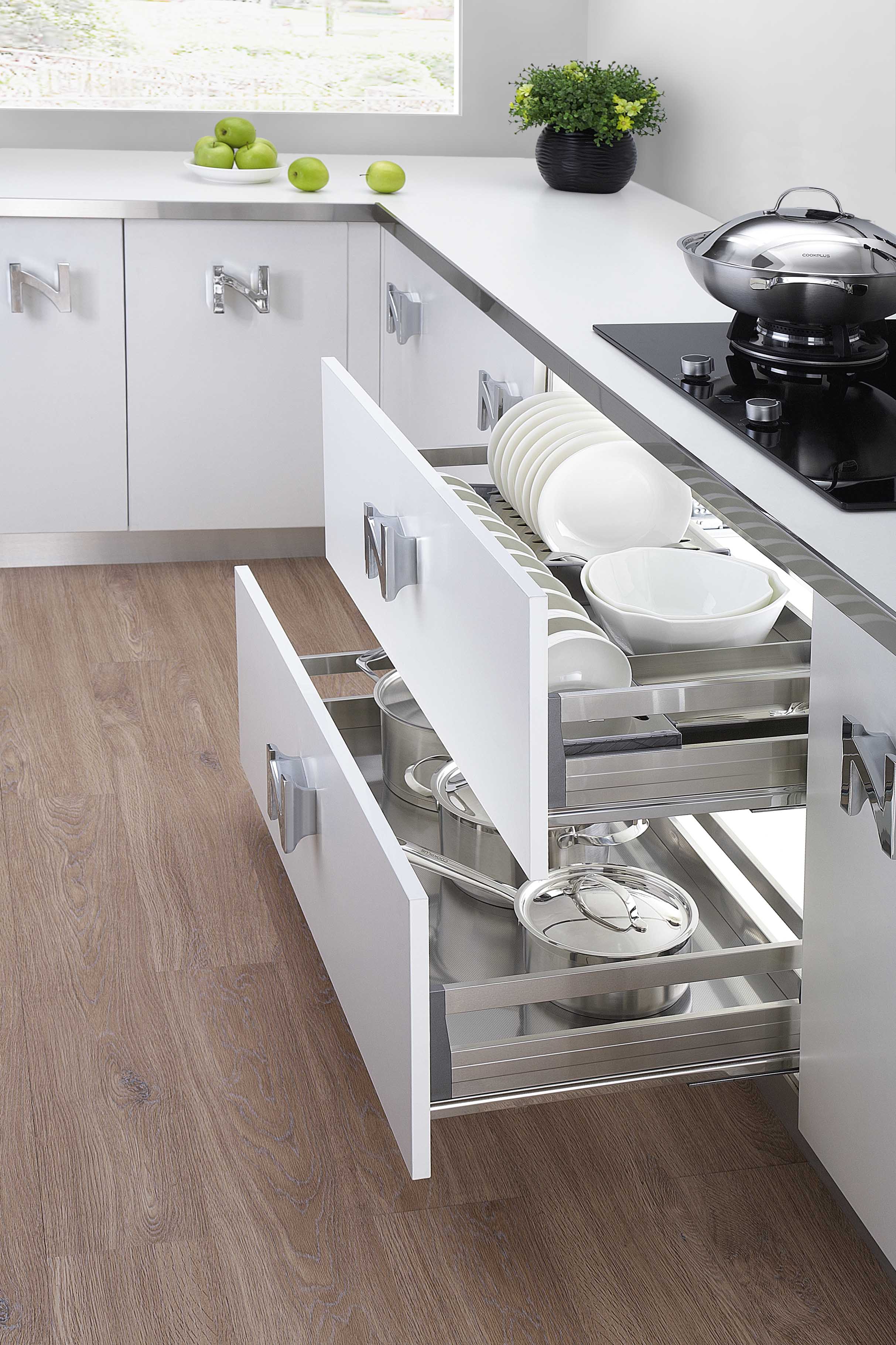 铝合金等,不同的拉篮功能不一样,橱柜里面常用到的功能拉篮是:调料