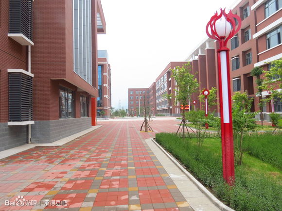  p>承德县一中始建于1953年8月,原名为承德县下板城一中,经几易其名