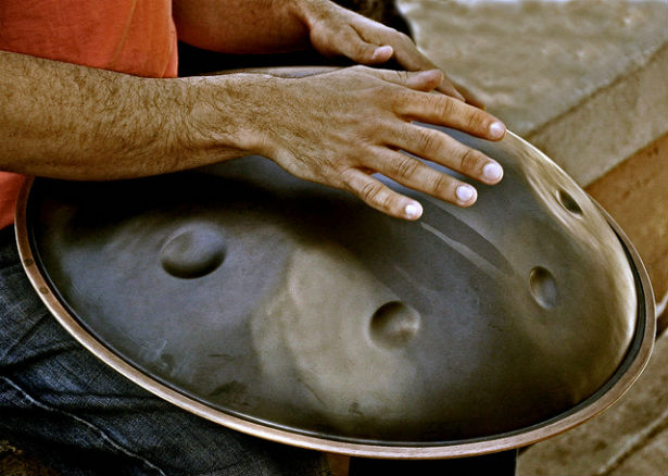 drum" (hang)是在2000年时瑞士的两位乐器制作者所开发的,"hang drum"