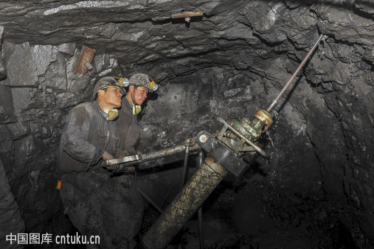  p>半煤岩巷掘进,在巷道断面内,既有煤层,又有岩层,一般采取破底掘进