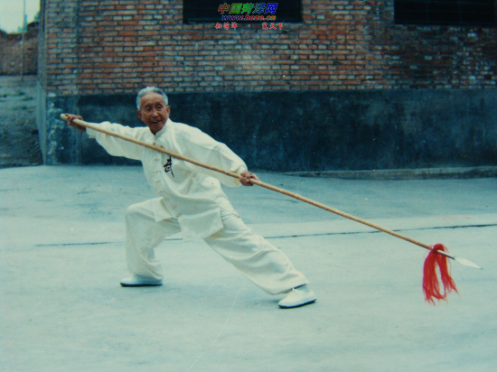  p>贾龙生,菏泽市,牡丹区丹阳办事处大屯人,著名爱国武术家.