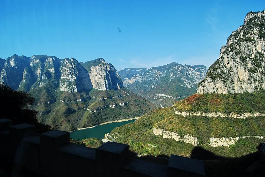  p data-id="gnvg9p9y3g">官岩山风景区位于浙江省金华市浦江县盆地