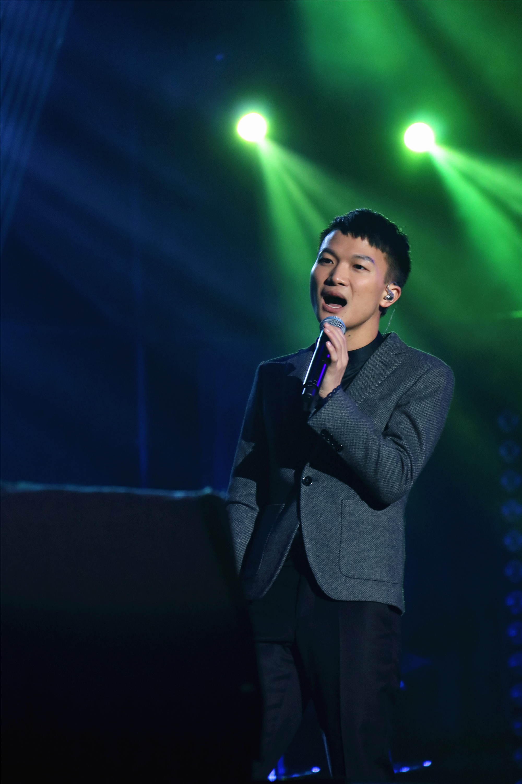  p>周深,1992年9月29日出生于湖南邵阳,长于贵州贵阳,中国内地男歌手