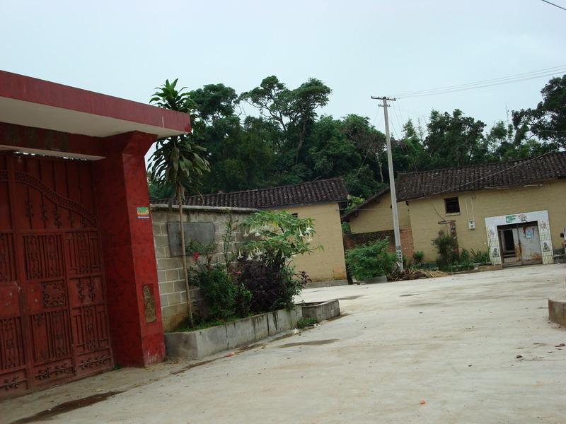  p>户弄自然村,隶属云南省德宏傣族景颇族自治州陇川县章凤镇,地处章