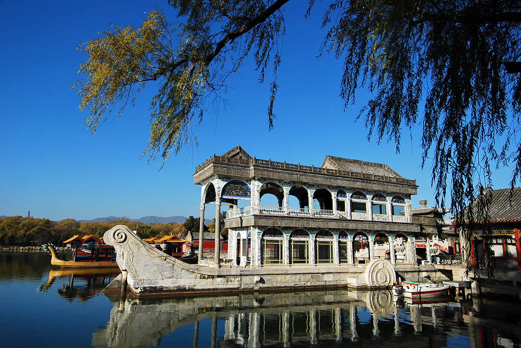 ">南湖岛位于北京市 a target="_blank" href="/item/颐和园/63458"