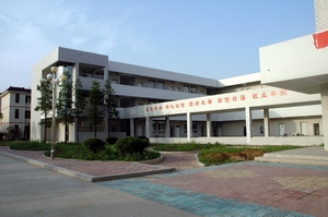  p>霍邱县长集中学创建于1958年(下文中简称长中),几经曲折,历尽坎坷