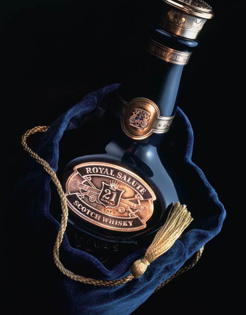  p>royalsalute皇家礼炮是1953年,芝华士兄弟公司(chivas brothers)为