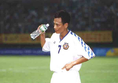 data-id="gnwx89wvrk">吴群立,1960年3月20日出生于广东,中国职业足球
