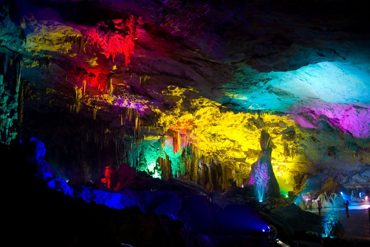  p>芦笛岩位于桂林市西北郊,距市中心 5 公里,是一个以游览 a target=