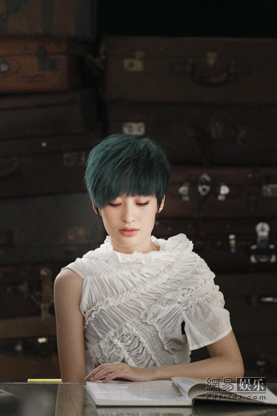 《因为》是曾轶可演唱的歌曲,收录在专辑《一只猫的旅行 forever 21》