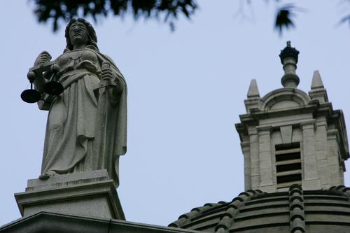  p>香港立法会大楼的前身是最高法院大楼,由立法局于1898年2月28日