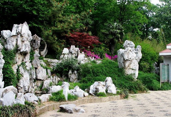 南京 /a>市,是一座海拔不足一百米的小山丘,现是菊花台九烈士墓所在地