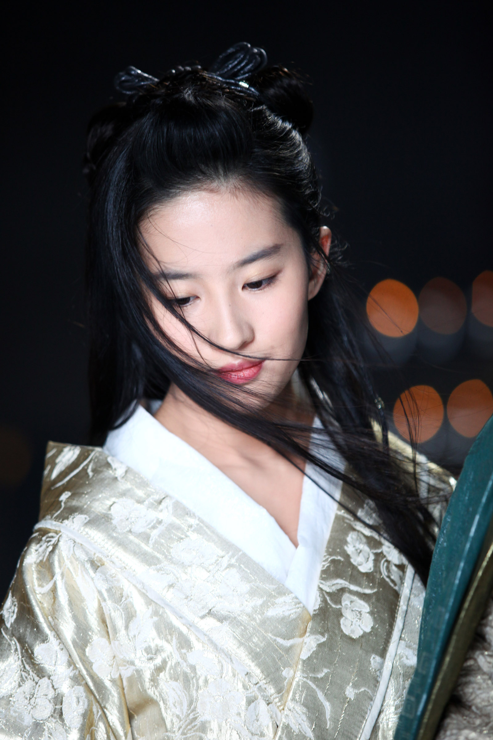  p>刘亦菲,1987年8月25日出生于湖北省武汉市,华语影视女演员,歌手