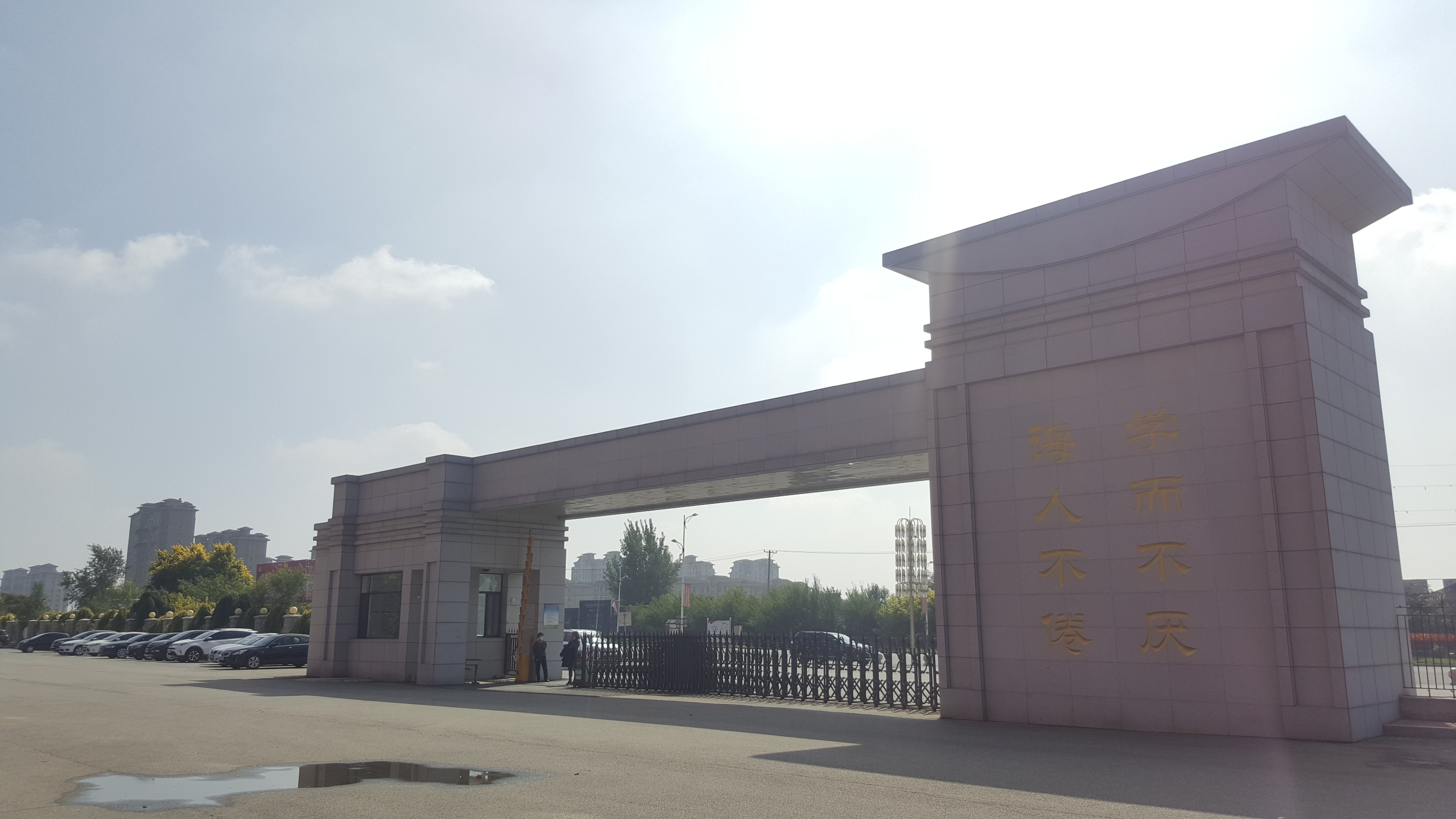 是海城市的一所重点高中