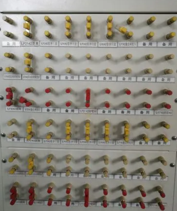  p>硬压板也称保护压板,是安装在保护屏上的一种连片. /p>