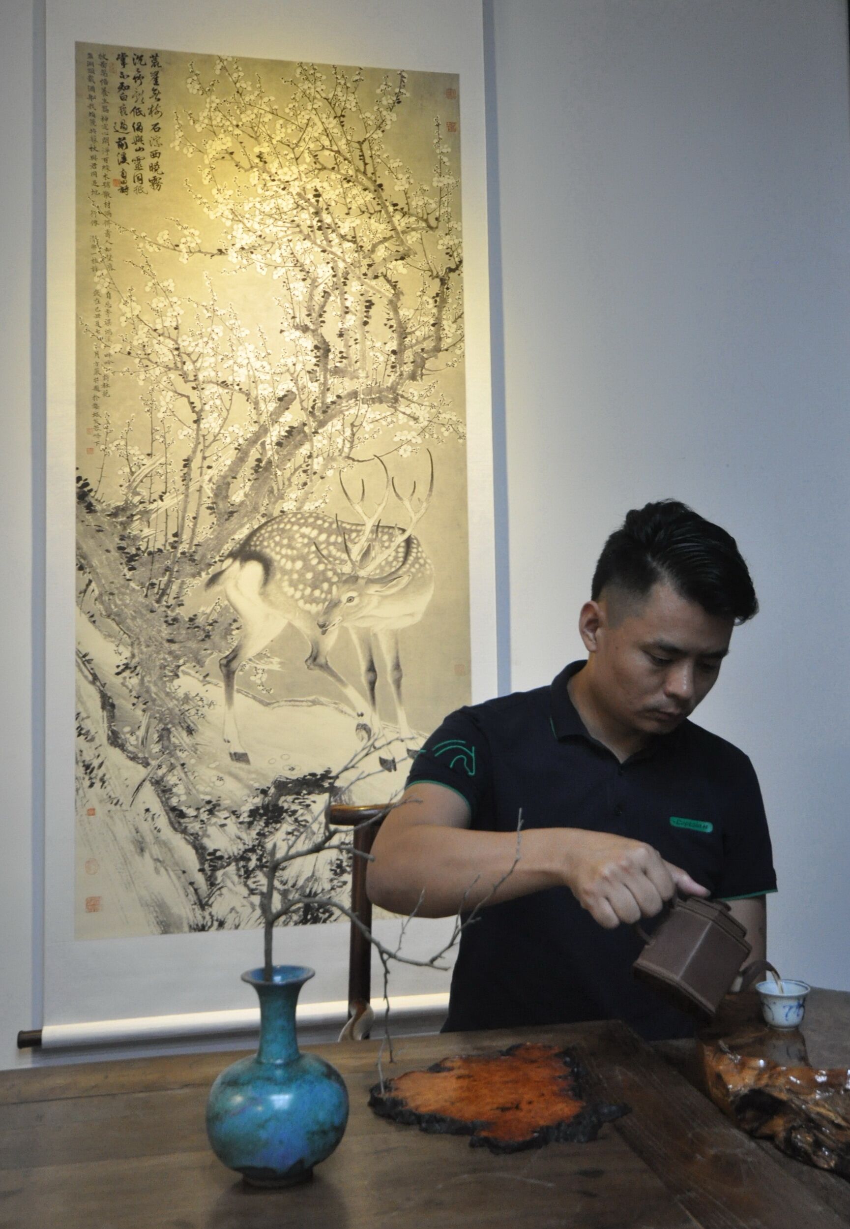  p>杨近白,自由艺术家 sup data-ctrid="2wndxquvmtl">1 /sup>,号汀洲