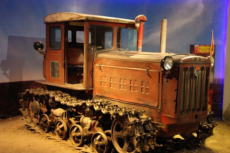 href="#" data-lemmaid="8070405">履带拖拉机 /a>诞生,90年代,我国第